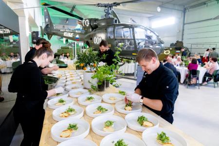 08 Pop up večerja PVZ 18.5.2024 - foto Valter Leban-serviranje